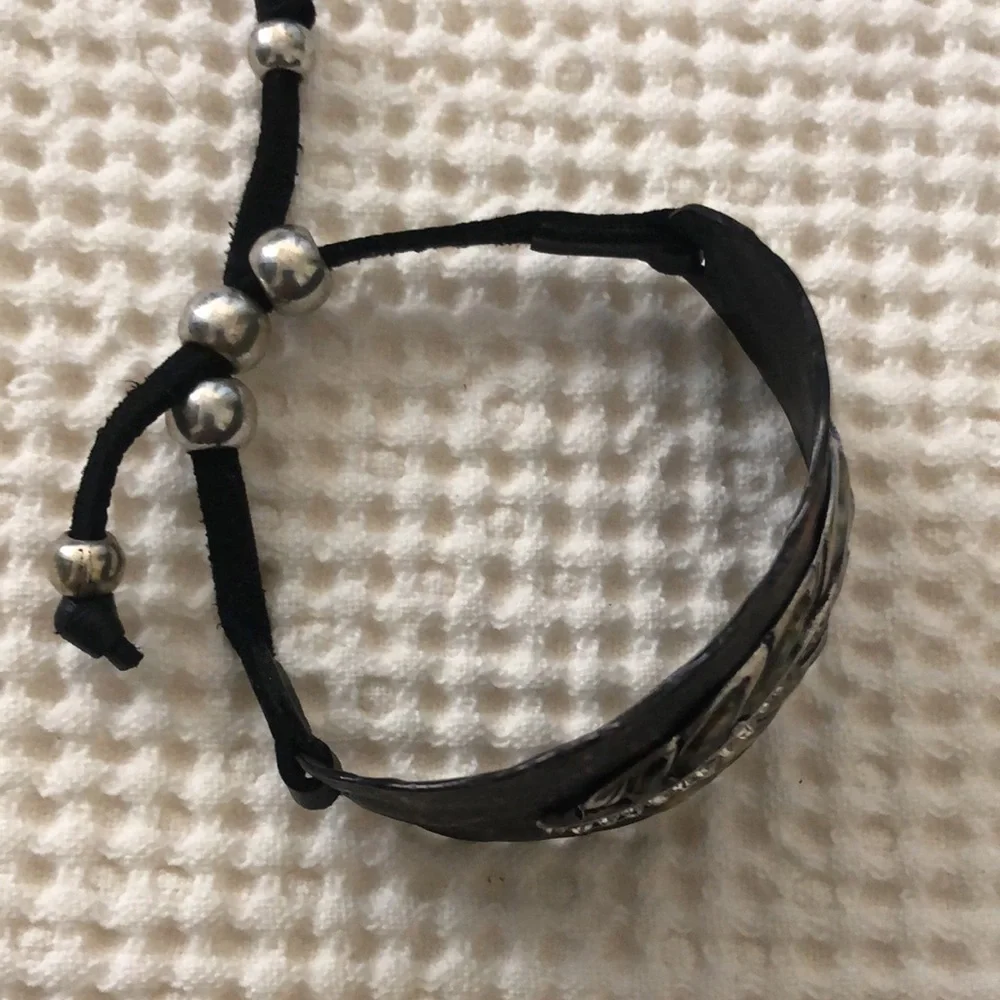 Adjustable Feather Bracelet with pretty details - Picture 3 of 3